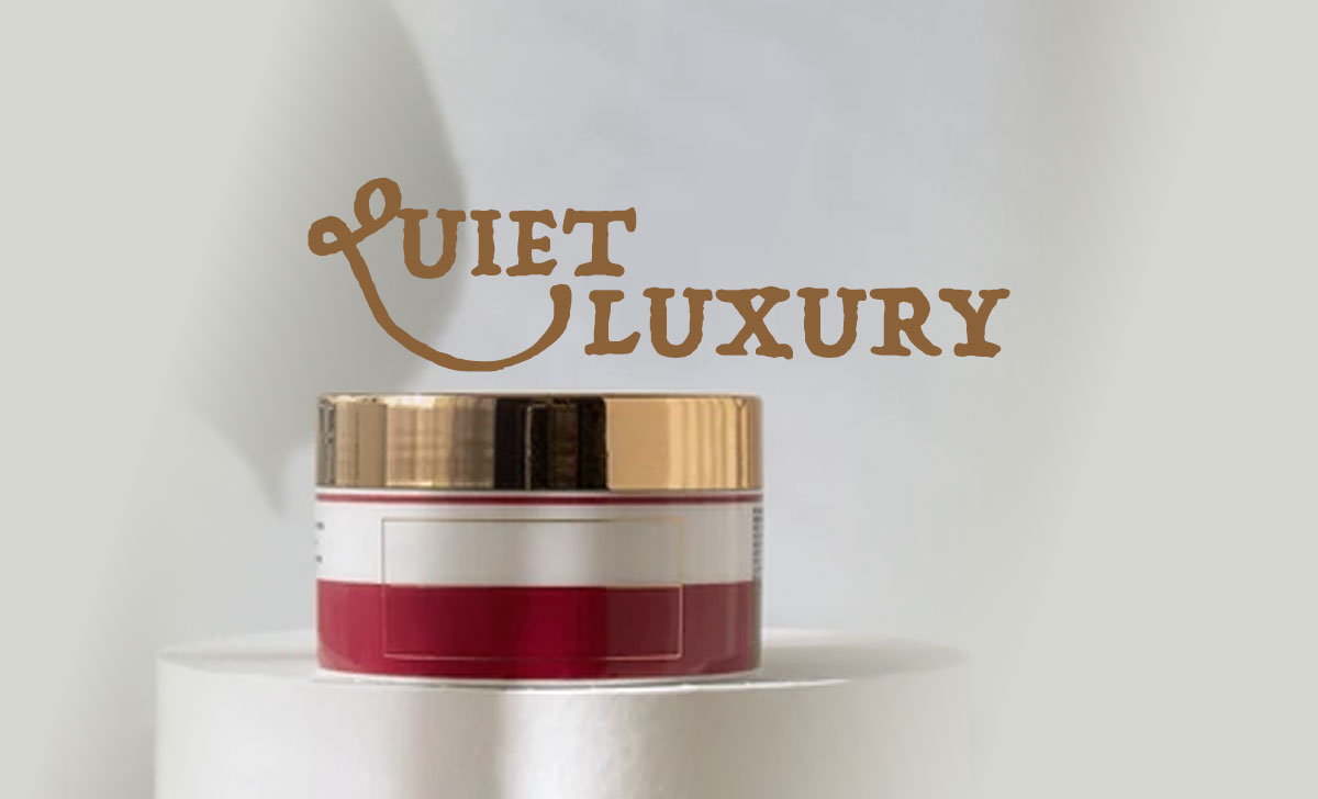 A Expressão “quiet Luxury” (luxo Silencioso) Ganhou Relevância Nos últimos Anos E, Em Poucas Palavras, Se Resume A Abandonar A Logomania E A Procura Por Status. Mais Do Que Nunca, A Sutileza é Fundamental E Se Dispensa Logos E Designs Que Facilitam Saber O Quanto Se Pagou Pelo Produto.